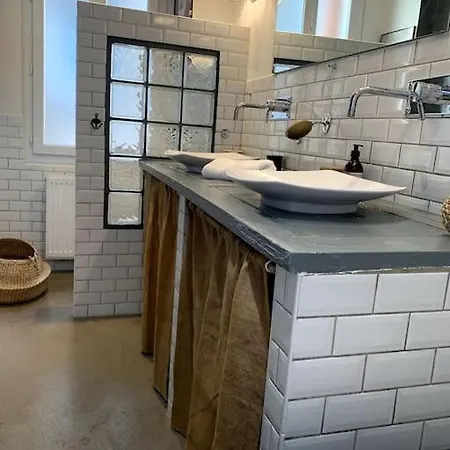 Maison De Caractere Avec Jardin Arbore En Villa