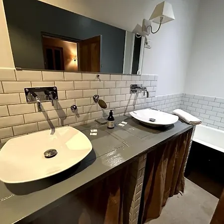 Maison De Caractere Avec Jardin Arbore En Villa *