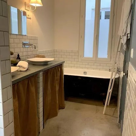 Maison De Caractere Avec Jardin Arbore En