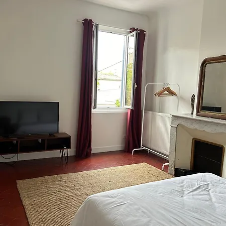 Maison De Caractere Avec Jardin Arbore En