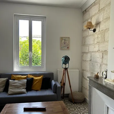 Maison De Caractere Avec Jardin Arbore En Avignon