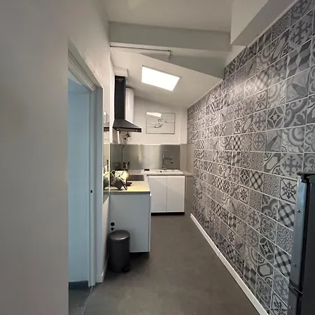 Maison De Caractere Avec Jardin Arbore En