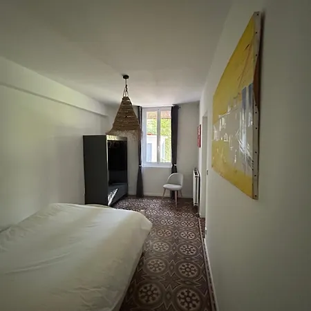 Maison De Caractere Avec Jardin Arbore En