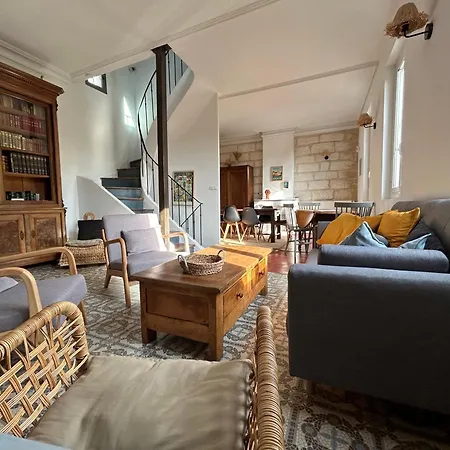 Maison De Caractere Avec Jardin Arbore En Villa Avignon