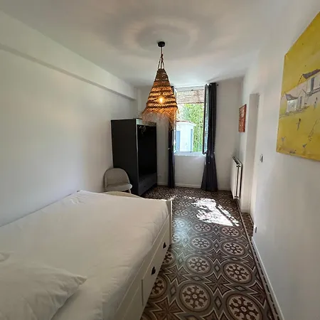 Maison De Caractere Avec Jardin Arbore En