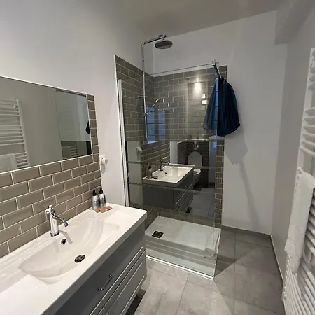 Maison De Caractere Avec Jardin Arbore En *